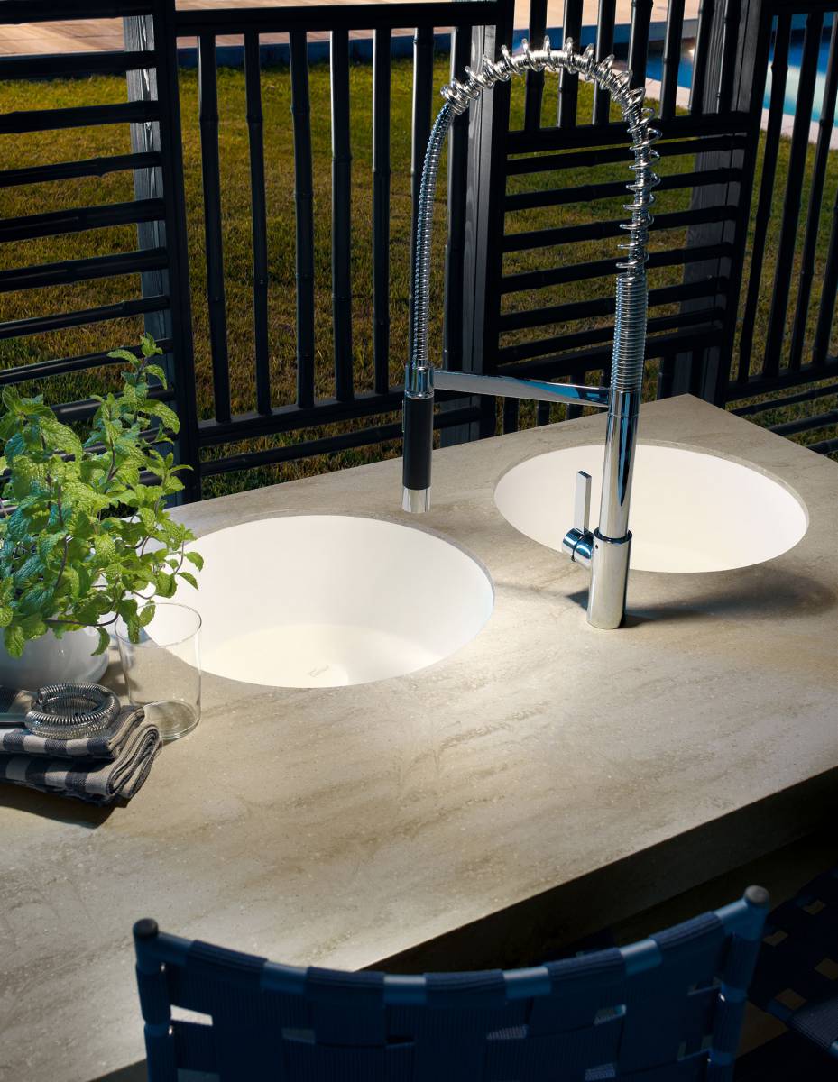 sites/el-gr.corian.com/IMG/jpg/kitchen-surface-outdoor-charm-02-2.jpg